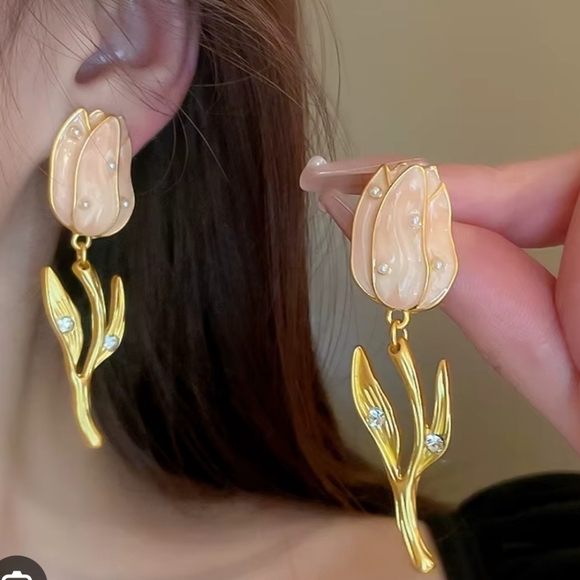 🔹️Piper K🔹  Gold and Cream Tulip Glass Stones Pearl Dangle Floral Earrings ✨🌷 - Picture 3 of 7